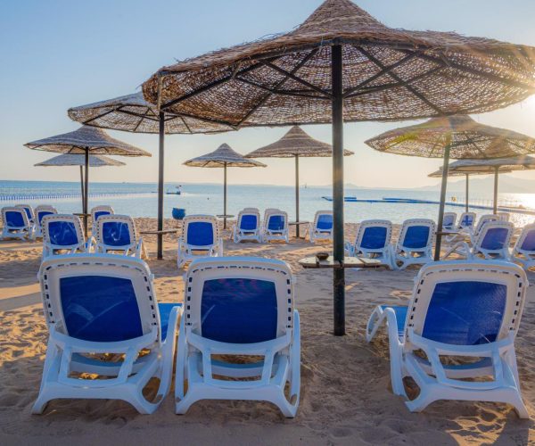 Ligbedden op het strand van Ivy Cyrene Sharm